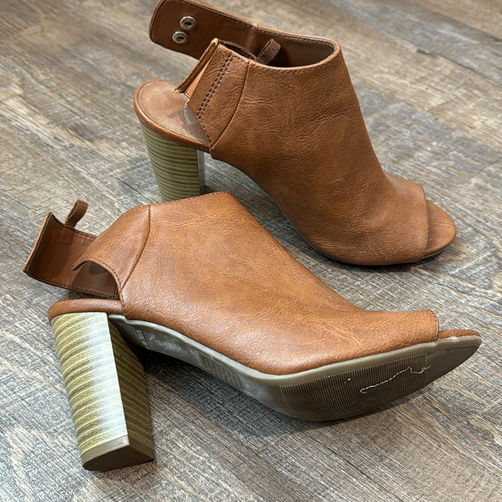 Gap cognac heeled bootie size 8